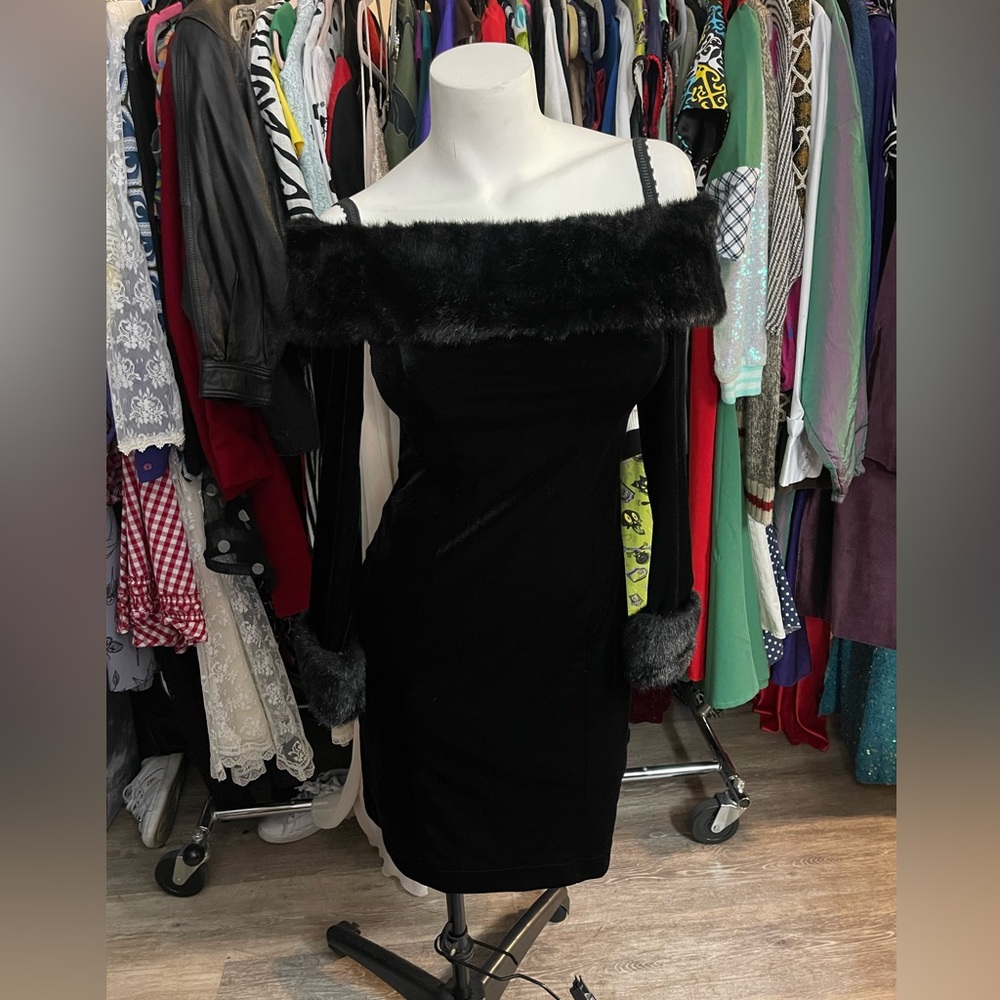 Cache Black Velvet Off-Shoulder Bodycon Dress